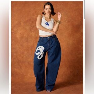 KAI COLLECTIVE NWT KOA DENIM BARREL LEG LOGO EMBROIDERED JEANS - BLUE DENIM XS